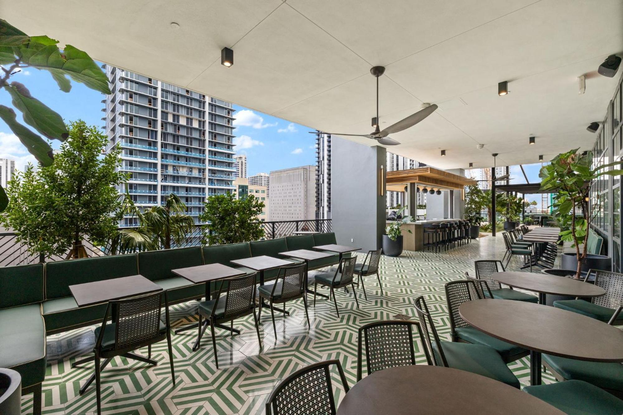 On 44th Floor! W The Views & Free Parking Appartamento *
