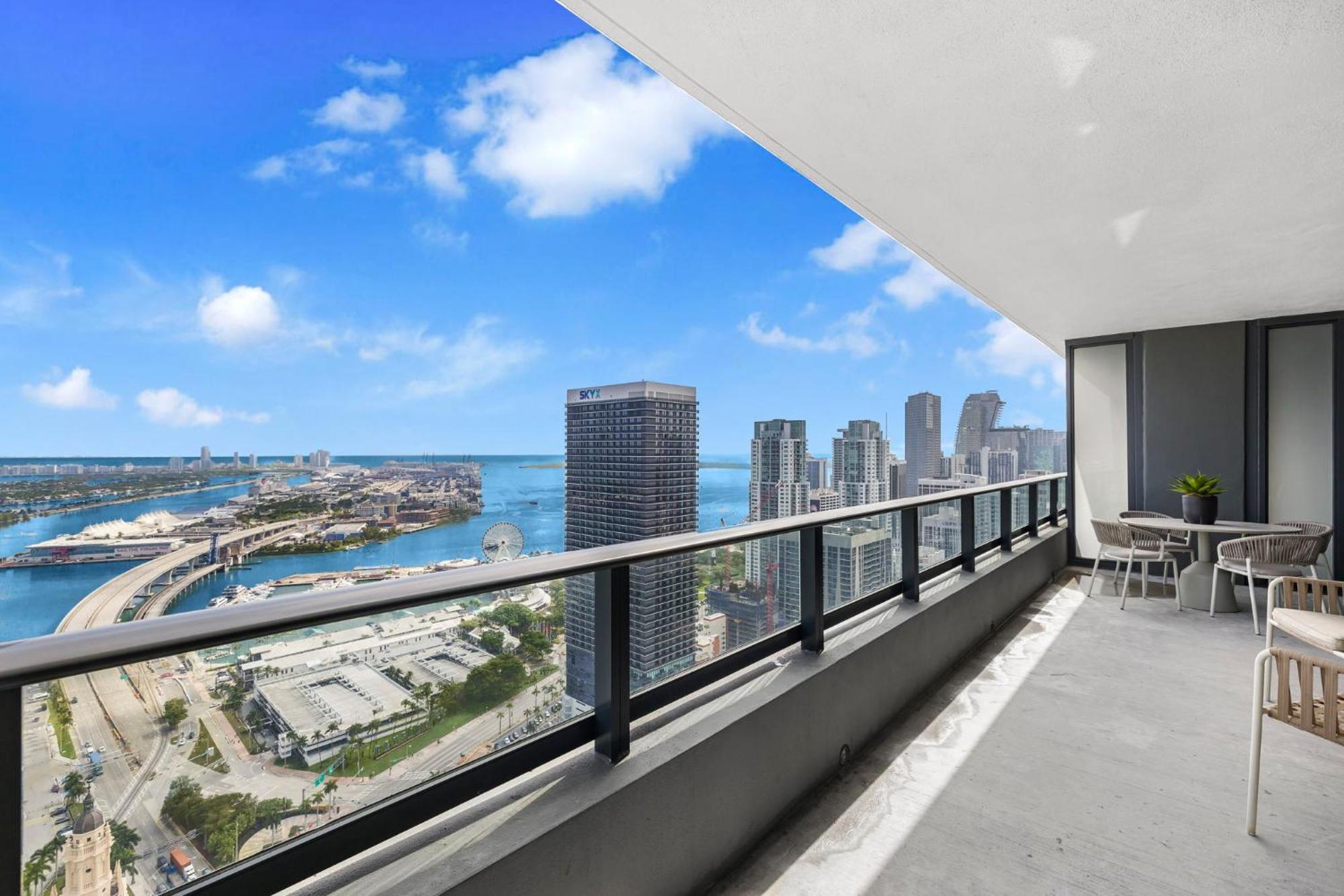 Apartment On 44th Floor! W The Views & Free Parking Miami